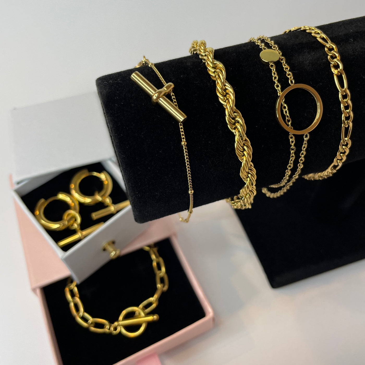 BRACCIALE AD ANELLO SOTTILE