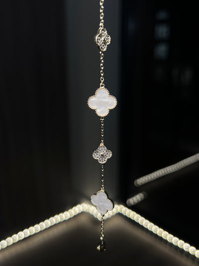 KLASSISCHES WEISS-GOLDENES DIAMANTENES KLEEBLATT-ARMBAND