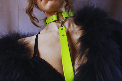 Collana con gioielli e pelle per un gioco discreto