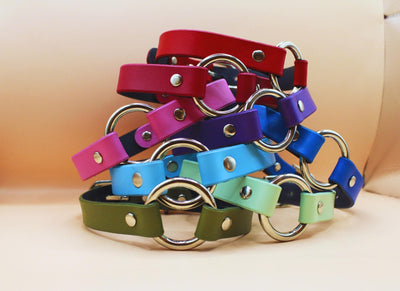 Collana con gioielli e pelle per un gioco discreto