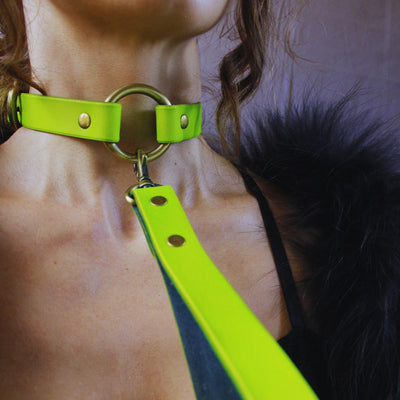 Collana con gioielli e pelle per un gioco discreto